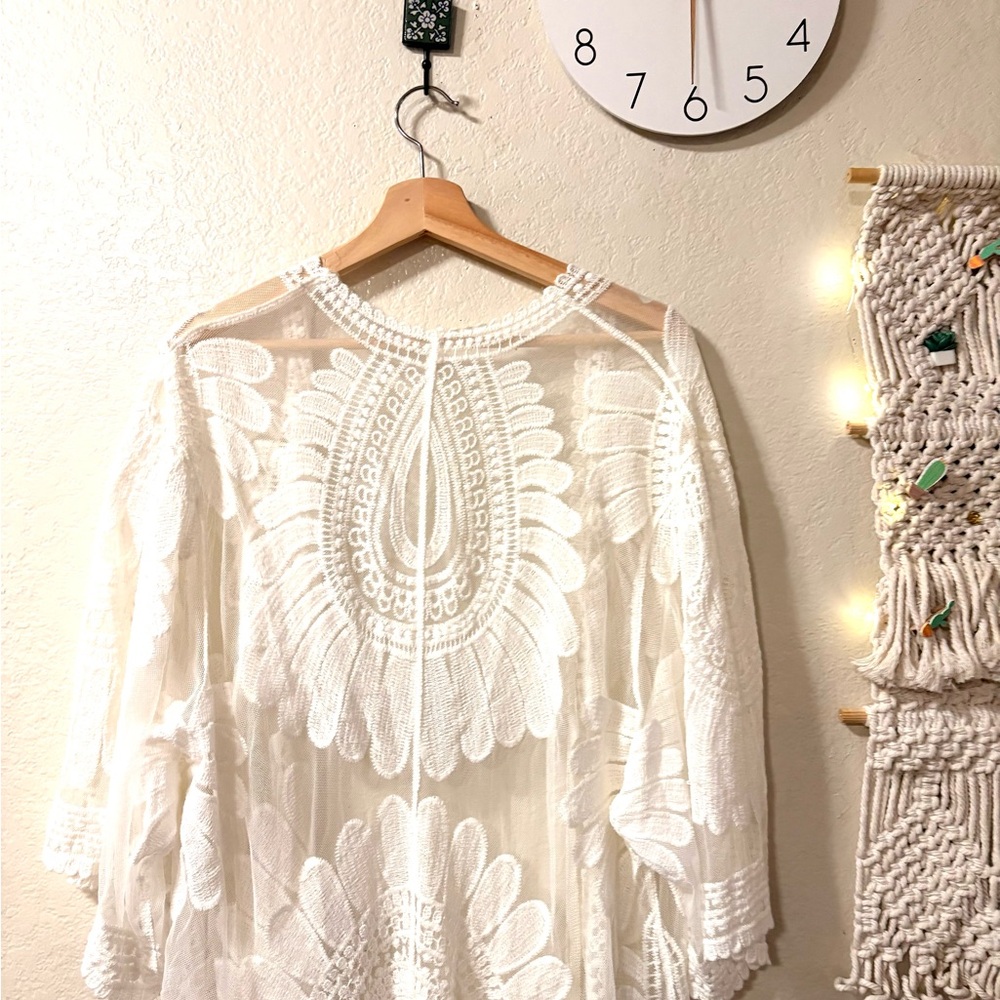 Elegant White Lace Kimono Cardigan - Picture 3 of 4